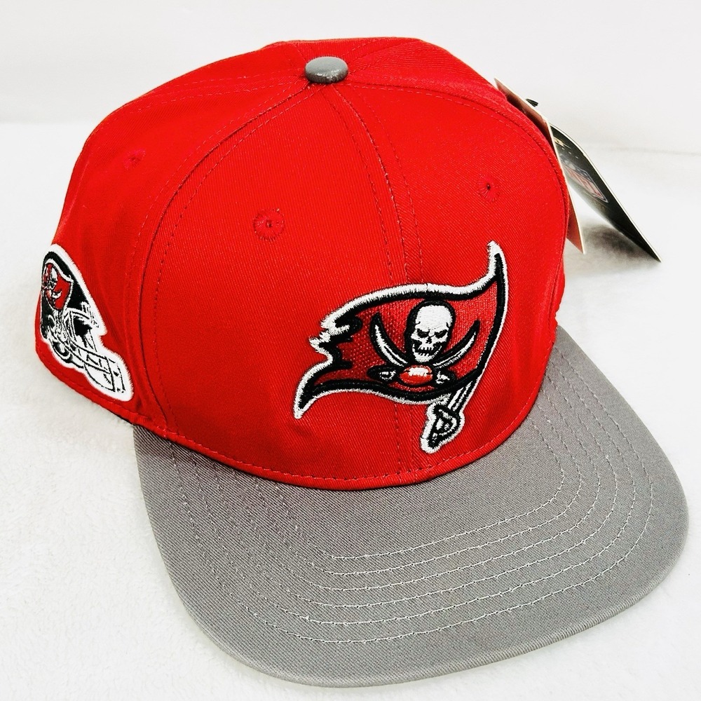 Tampa Bay Buccaneers Pro Standard 2-Tone Snapback Hat Cap Adjustable Red NFL